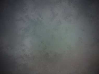 Dalgıç kıyafetli biri elinde sörf tahtası tutuyor.