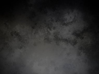 Karanlık bir odanın siyah beyaz fotoğrafı.