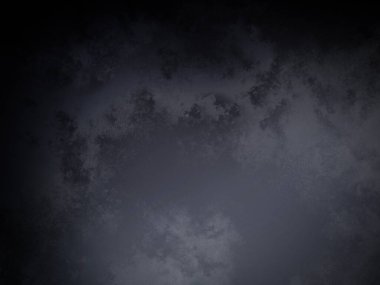 Karanlık bir gökyüzünde bulutlarla uçan bir uçak.