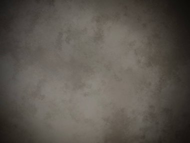 Beyaz duvarı ve siyah zemini olan karanlık bir oda.