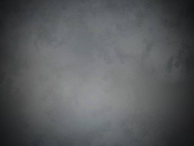 Takım elbiseli ve kravatlı bir adam duvarın önünde duruyor.