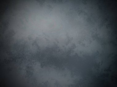 Karanlık bir arka planı olan bulutlu bir gökyüzünde uçan bir uçak.