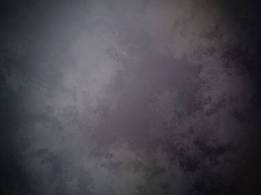 Siyah ve beyaz saati olan koyu bir arkaplan.