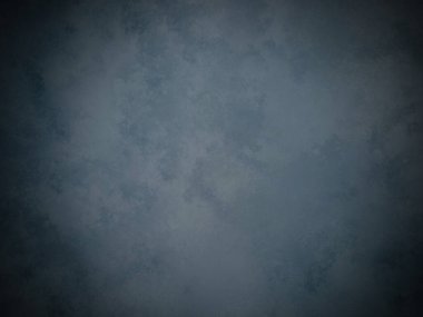 Koyu mavi bir duvar, beyaz ve siyah bir saat.