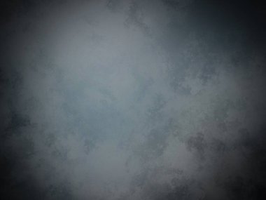 Kara arkaplanı olan bulutlu bir gökyüzünde uçan bir uçak.