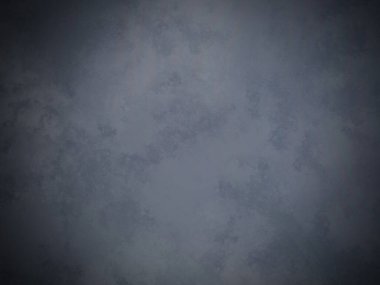 Karanlık bir arka planı olan bulutlu bir gökyüzünde uçan bir uçak.