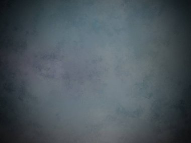 Bir insan gökyüzünde uçurtma uçuruyor.