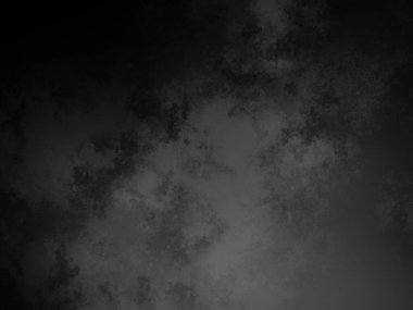 Kara arkaplanı olan bulutlu bir gökyüzünde uçan bir uçak.