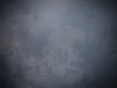 Sörf tahtasında suda bir insan.