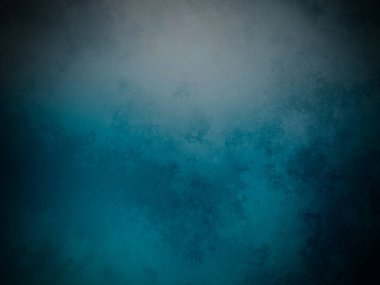 Sörf tahtasında suda bir insan.