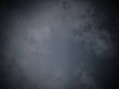 Karanlık bir arka plan ve gökyüzünde uçan bir uçak.