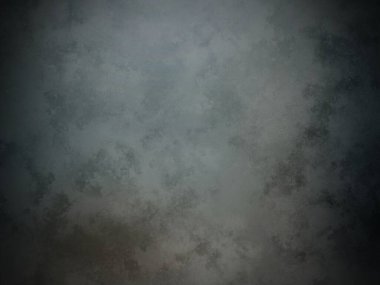 Takım elbiseli bir adamın siyah beyaz fotoğrafı.