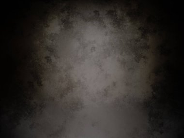 Takım elbiseli bir adamın siyah beyaz fotoğrafı.