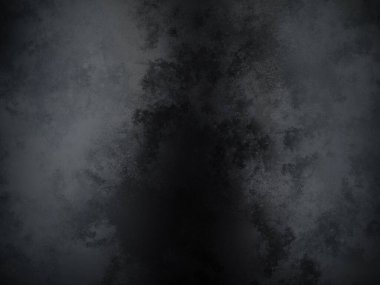 Karanlıkta, gölgesi yerde duran bir insan.