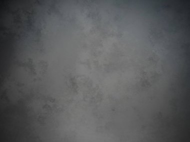 Takım elbiseli ve kravatlı bir adam duvarın önünde duruyor.