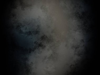 Siyah tişörtlü bir adam elinde sörf tahtası tutuyor.