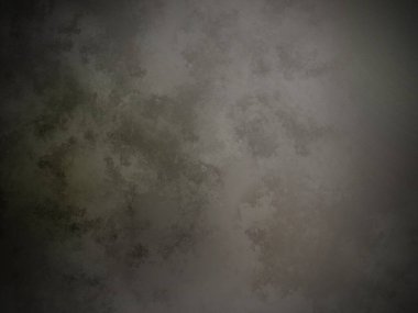 Elinde saatle bir duvarın önünde duran bir adam.