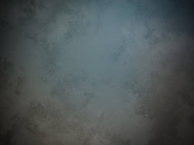 Dalgıç kıyafetli biri elinde sörf tahtası tutuyor.