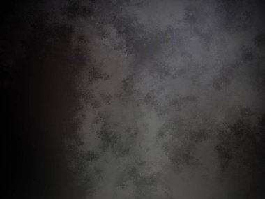 Karanlıkta snowboard yapan biri.