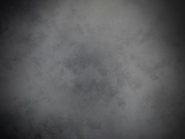 Gri bir duvarın siyah beyaz fotoğrafı.