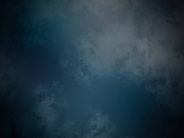 Koyu mavi gökyüzü ve birkaç bulut.