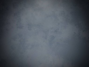 Karanlık bir arka planı olan, gökyüzünde uçan bir uçak.