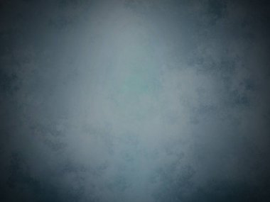 Bir insan gökyüzünde uçurtma uçuruyor.