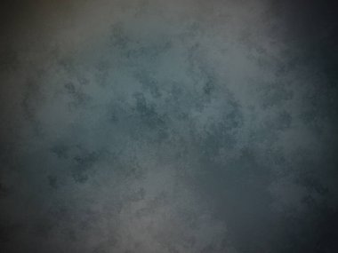 Karanlık bir arka planı olan bulutlu bir gökyüzünde uçan bir uçak.