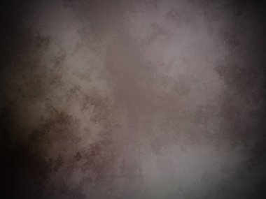 Üzerinde saat olan karanlık ve kirli bir duvar.