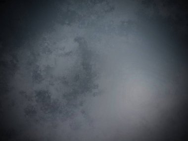 Sörf tahtasında suda bir insan.