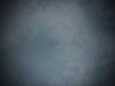 Karanlık bir arka planı olan, gökyüzünde uçan bir uçak.