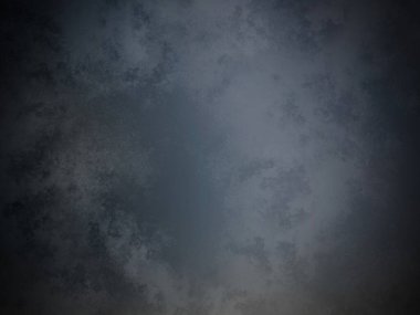 Karanlık bir arka planı olan bulutlu bir gökyüzünde uçan bir uçak.