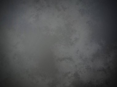 Kara arkaplanı olan bulutlu bir gökyüzünde uçan bir uçak.