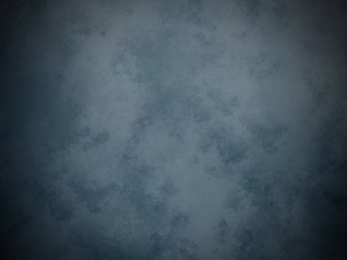 Siyah arka planı olan mavi bir duvar.