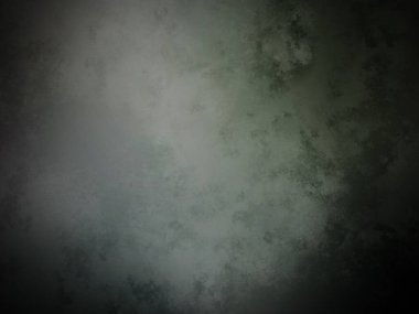 Sörf tahtası tutan dalgıç kıyafetli bir adam.