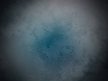 Karanlık bir gökyüzünün ortasında mavi bir çember