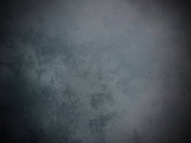 Sörf tahtasında suda bir insan.