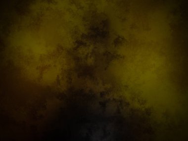 Siyah gömlekli ve sarı kravatlı bir adam.