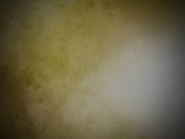 Üzerinde saat olan sarı ve kahverengi bir duvar.