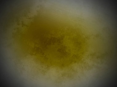 Siyah arkaplanda sarı bir madde