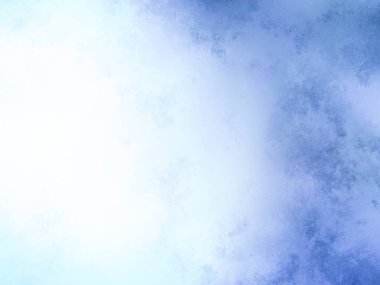 Arka planda bulutlar olan mavi gökyüzü