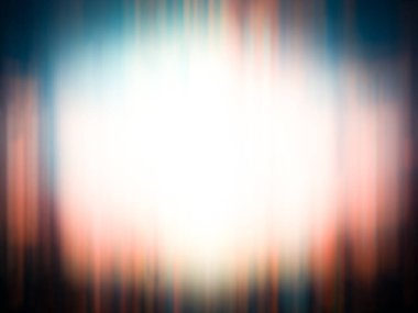 Geceleri şehirde bulanık ışık yolları.