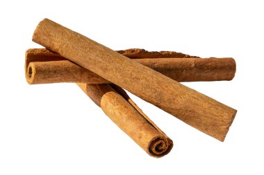 Tarçın çubukları beyaz arkaplanda izole.