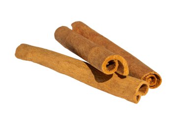 Tarçın çubukları beyaz arka planda izole edilmiş. Tarçın çubukları izole
