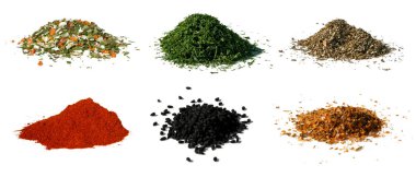 Tahta bir kasedeki çeşitli baharatlar beyaza izole edilmiş.