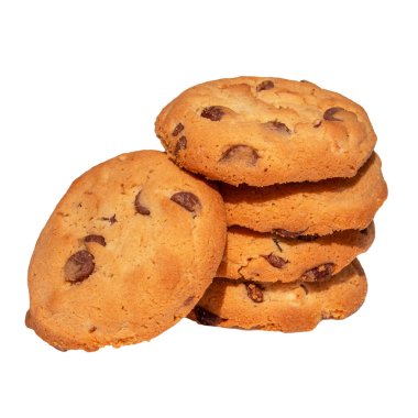 Beyaz arkaplanda çikolata parçalı kurabiyeler.