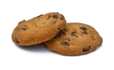 Beyaz arka planda izole edilmiş çikolata parçacıklı kurabiyeler.