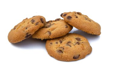 Beyaz arka planda izole edilmiş çikolata parçacıklı kurabiyeler.