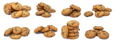 Beyaz arka planda izole edilmiş çikolata parçacıklı kurabiye seti