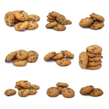 Beyaz arka planda izole edilmiş çikolata parçacıklı kurabiyeler.